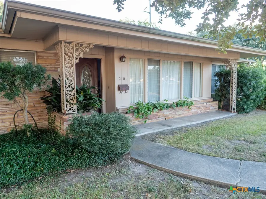 2101 E Mistletoe Avenue, Victoria, TX 77901 - Image #2