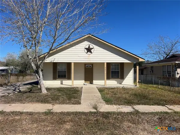 207 Garrett Street, Yoakum, TX 77995