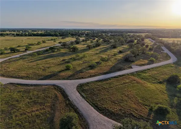 822 Main Loop Road, Waelder, TX 78959