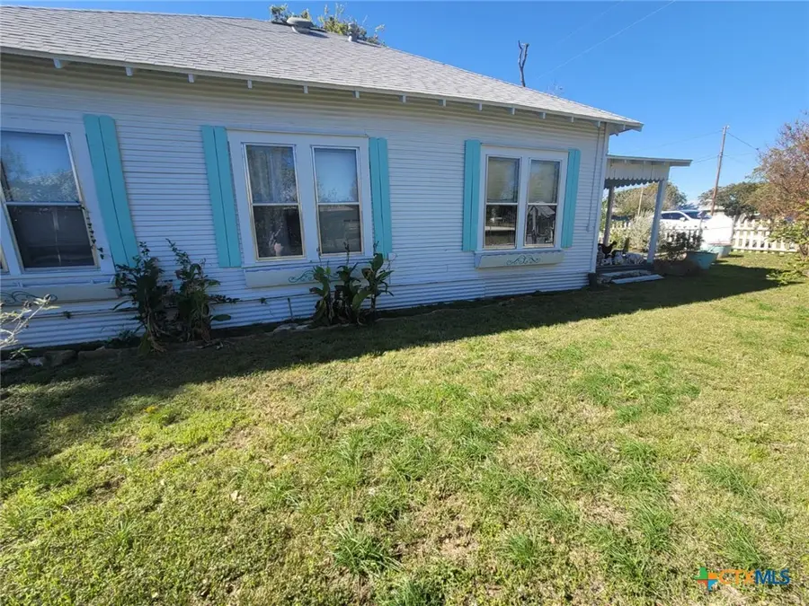 504 E Walnut Street, Lometa, TX 76853 - Image #3