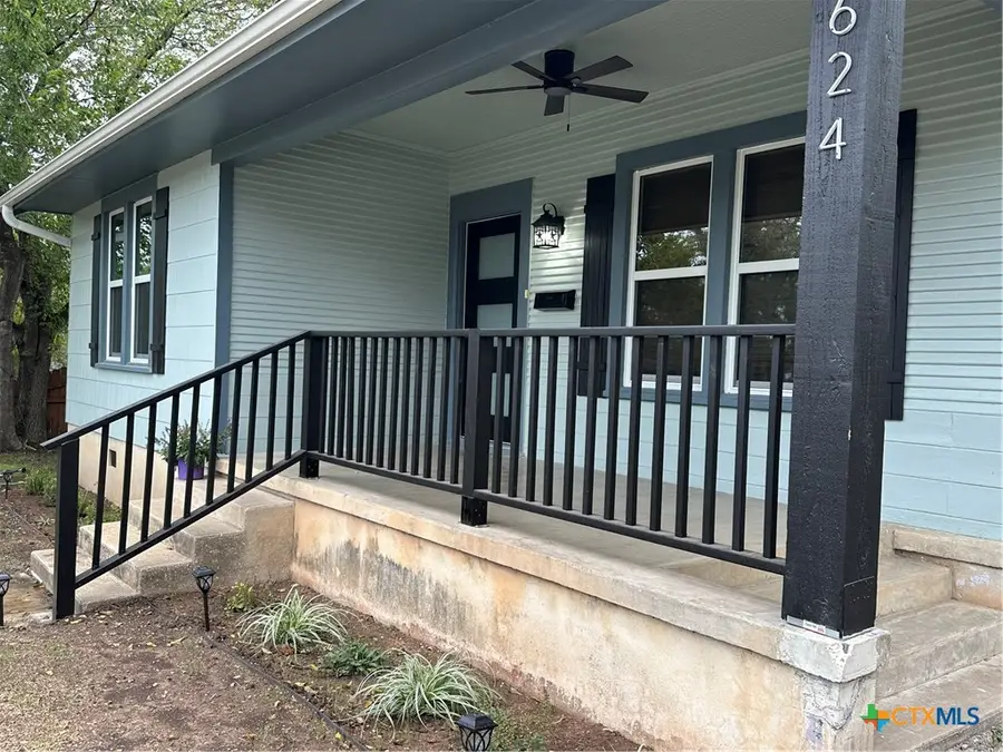 624 S Austin Street, Seguin, TX 78155 - Image #2