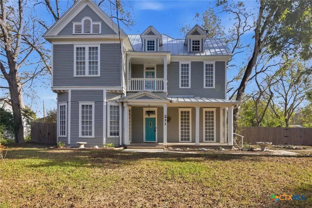 211 Lavaca Street, Yoakum, TX 77995 - Image #1