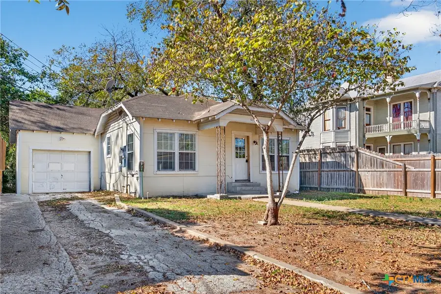 617 N College Street, Gonzales, TX 78629 - Image #3