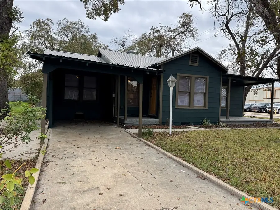 530 E Weinert Street, Seguin, TX 78155 - Image #2