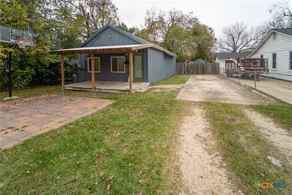 1006 W North Street, Victoria, TX 77901