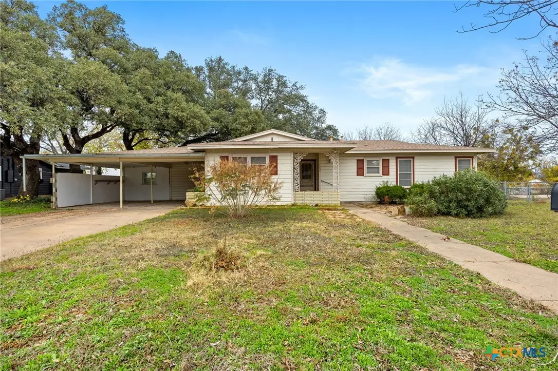 1002 W Woodlawn Street, San Saba, TX 76877 - #1