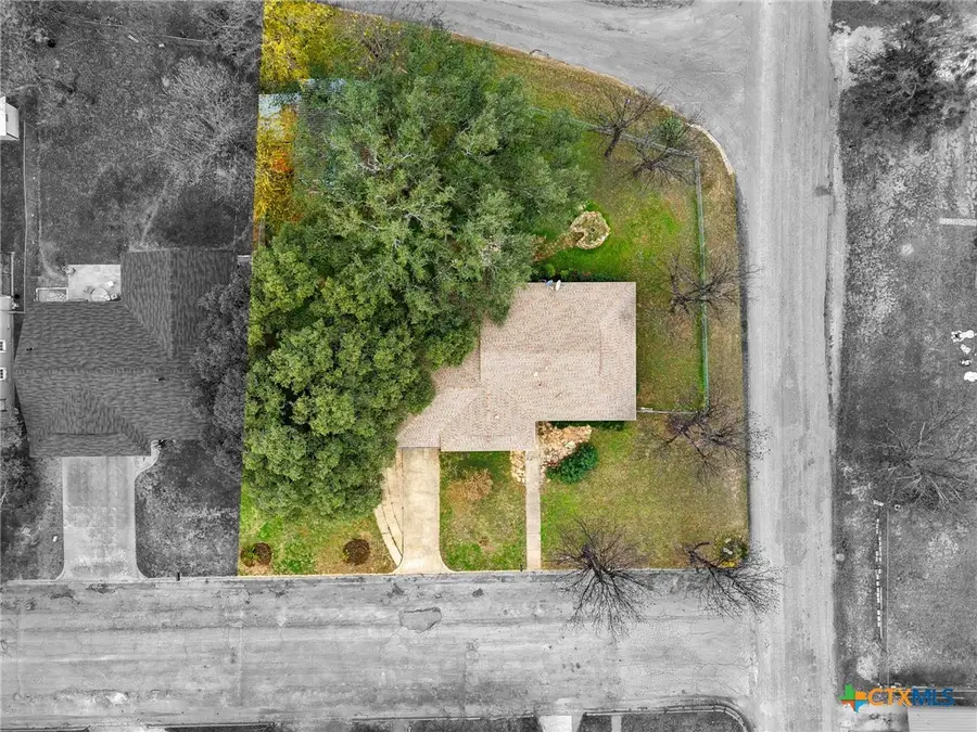 1002 W Woodlawn Street, San Saba, TX 76877 - #2