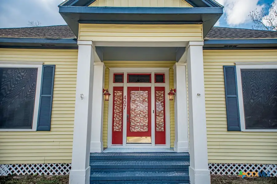 407 Robinson Street, Edna, TX 77957 - #2