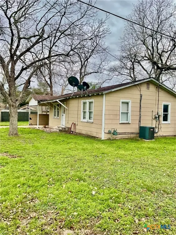 102 Clark Street, Yoakum, TX 77995 - #2