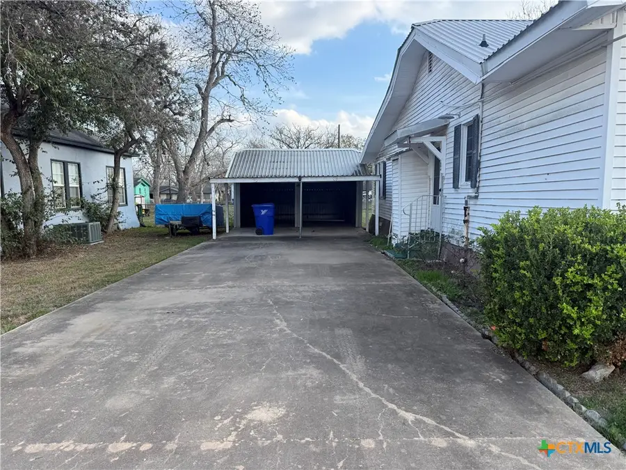 209 Rose St., Yoakum, TX 77995 - #3