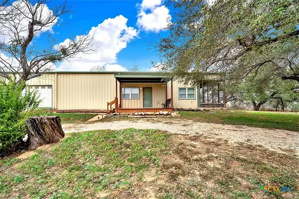 498 County Road 124, Floresville, TX 78114