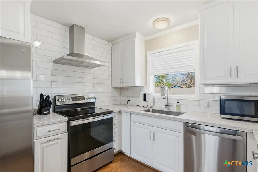 505 Suzanne Street, Edna, TX 77957 - #2