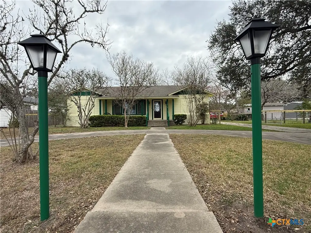 1019 E Gonzales Street, Yoakum, TX 77995 - #1