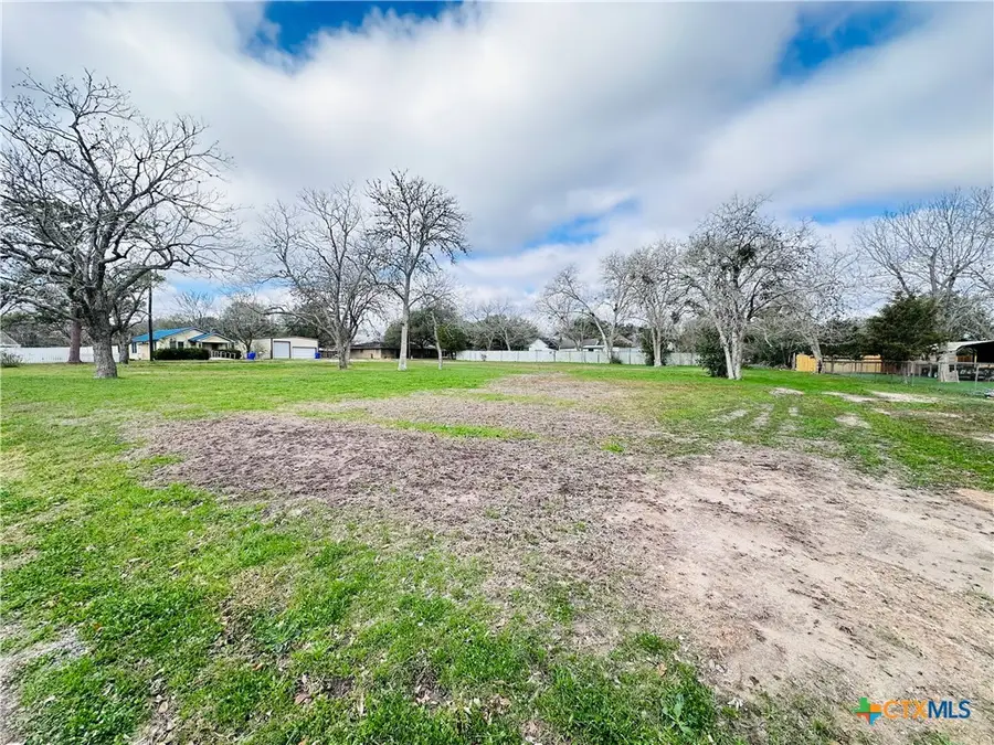 209 Maple St, Yoakum, TX 77995 - #3