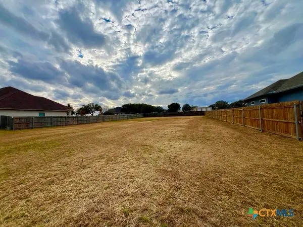 648 Oak Creek Parkway, Seguin, TX 78155