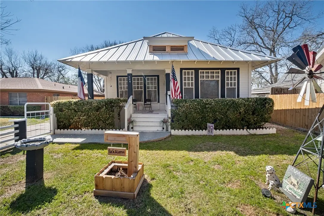 406 E Gonzales Street, Yoakum, TX 77995 - #1