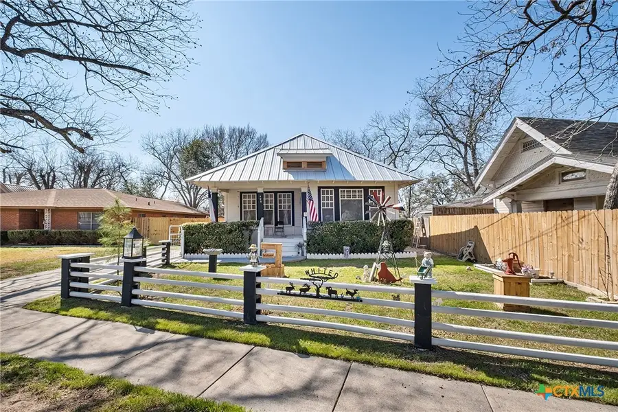 406 E Gonzales Street, Yoakum, TX 77995 - #2