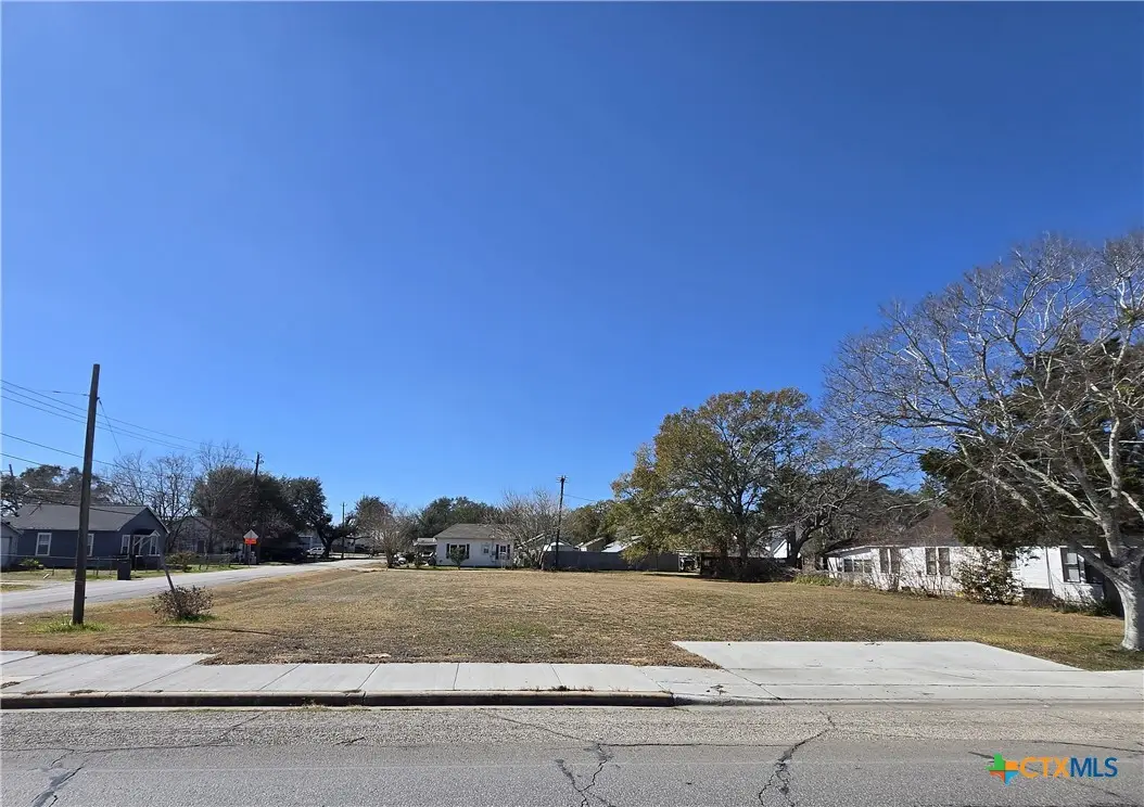 612 S Mechanic Street, El Campo, TX 77437 - #1