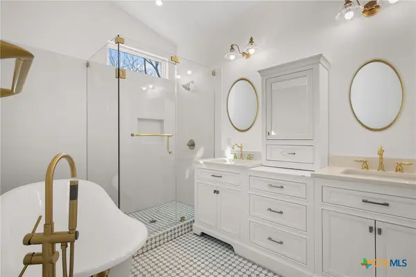 1019 W 4th Street, Taylor, TX 76574