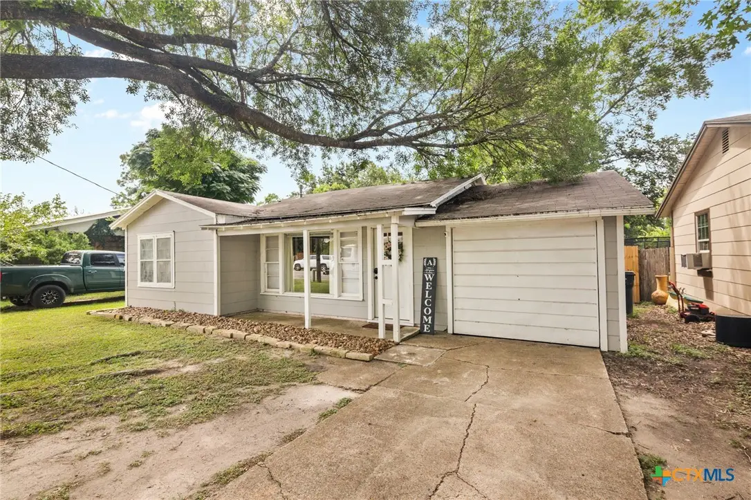 509 W Bois D Arc, Edna, TX 77957 - #1