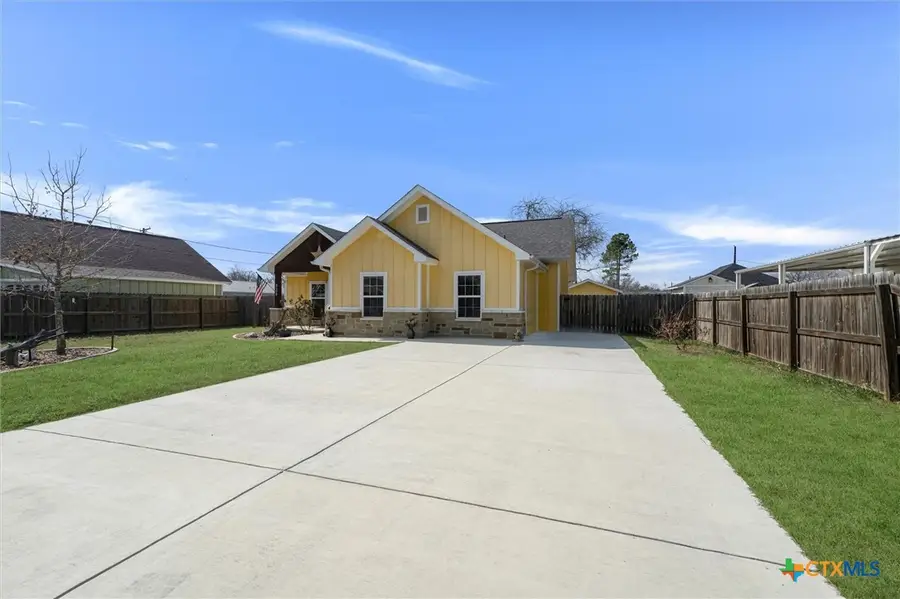 320 Holly Avenue, Luling, TX 78648 - #2