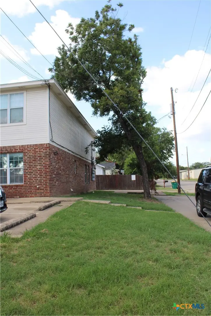 415 E 4th Avenue, Belton, TX 76513 - #3