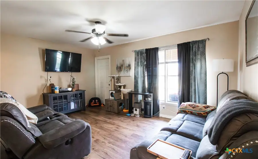 2402 E Walnut Avenue, Victoria, TX 77901 - #3