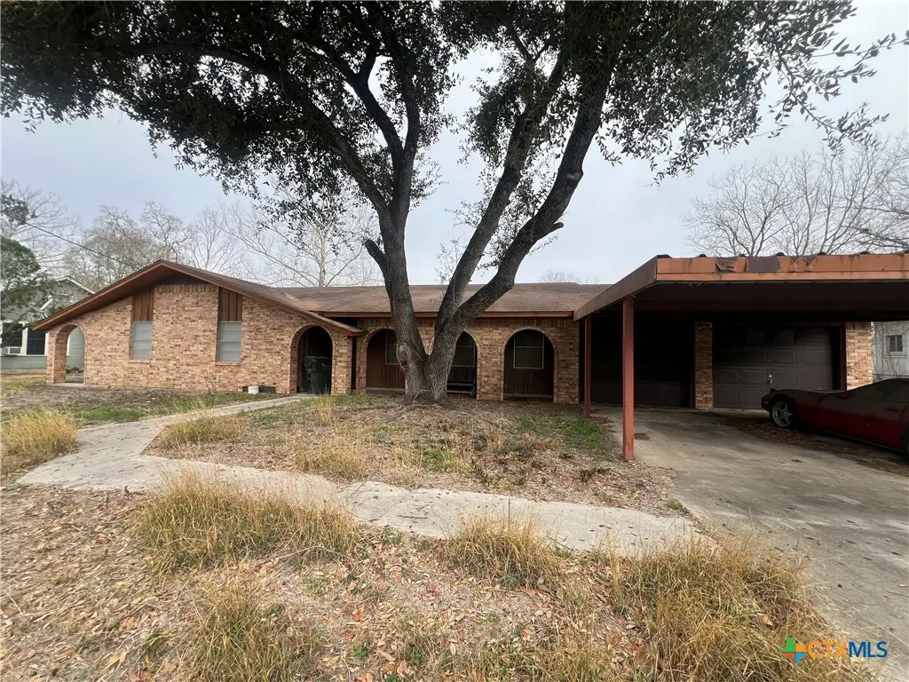 509 W 6th Street, Yorktown, TX 78164 - #1