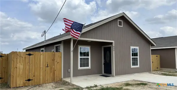 802 E 6th Street, Nixon, TX 78140