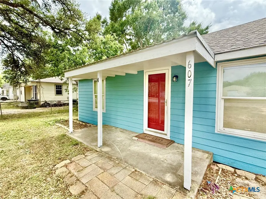 607 S East Street, Edna, TX 77957 - #3