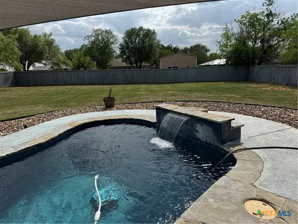 107 Oakview Drive, Floresville, TX 78114