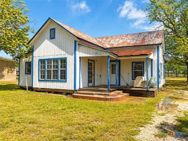 517 Center St, Marion, TX 78124