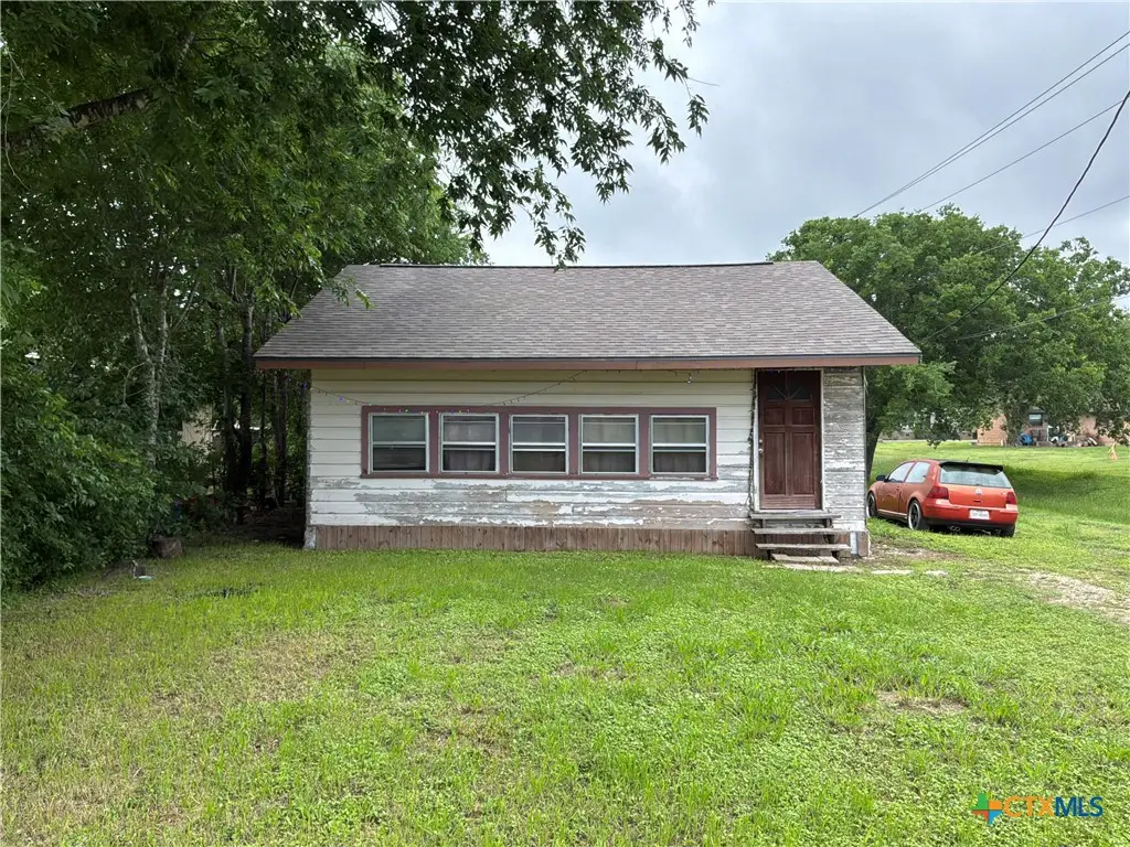601 E 5th Street, Nixon, TX 78140 - #1