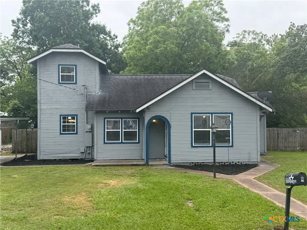 105 W Brackenridge Street, Edna, TX 77957 - #1