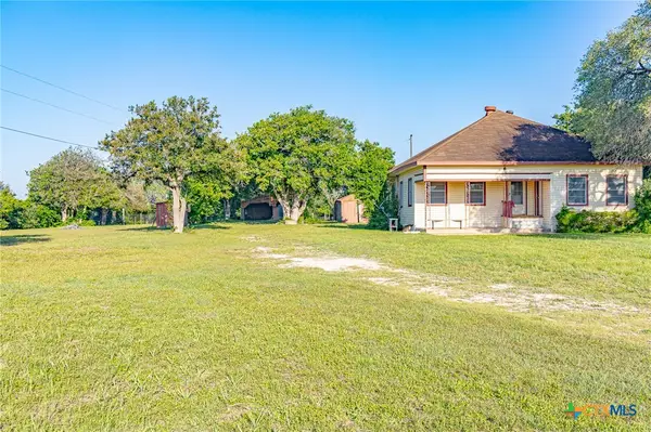 668 Fm 443, Yoakum, TX 77995