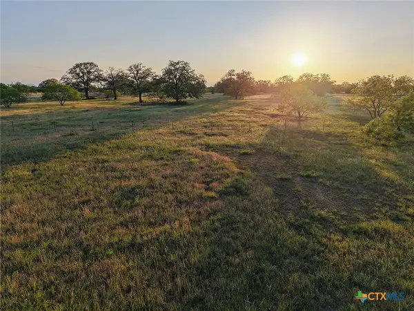 638 Main Loop Road, Waelder, TX 78959