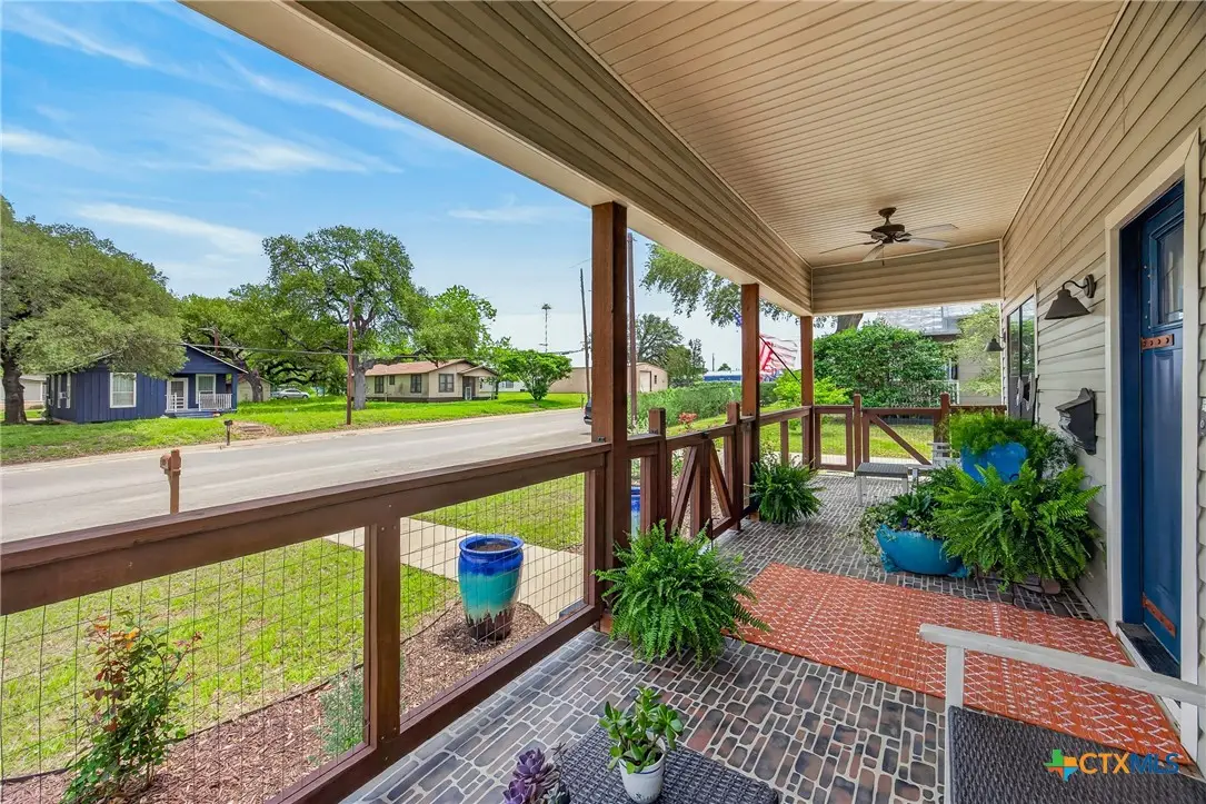 217 N Walnut Avenue, Luling, TX 78648 - #1