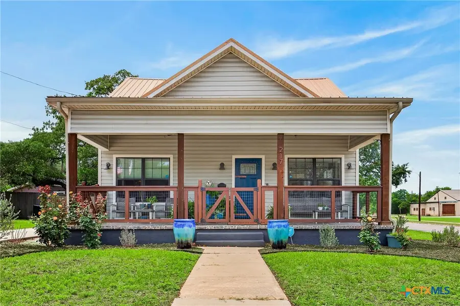 217 N Walnut Avenue, Luling, TX 78648 - #2