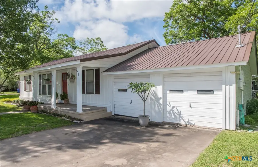 110 Walnut Street, Yoakum, TX 77995 - #2