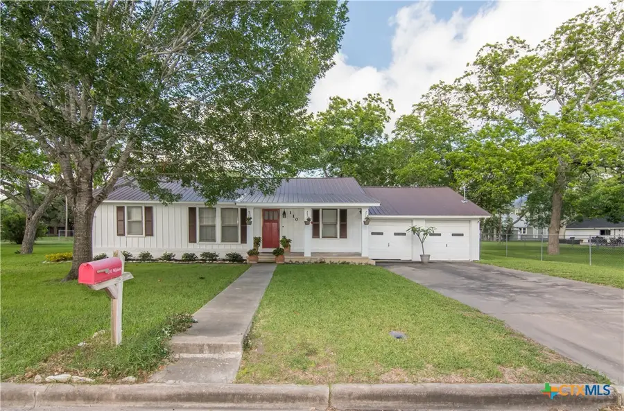 110 Walnut Street, Yoakum, TX 77995 - #3