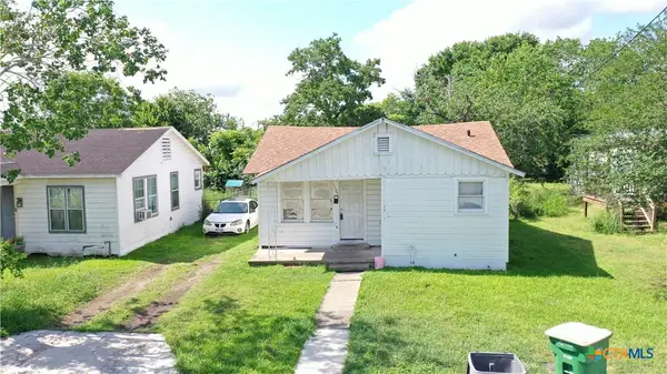 1105 E San Antonio Street, Victoria, TX 77901