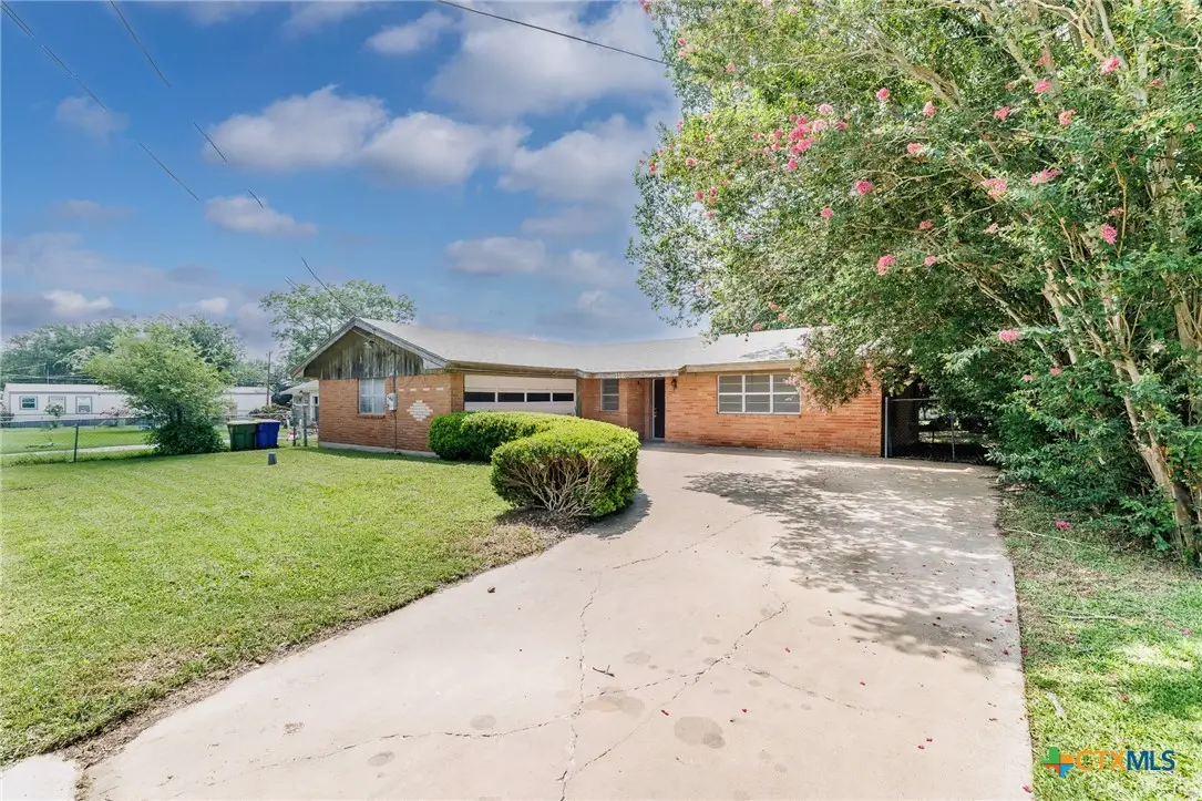 116 E Wallace Street, Gonzales, TX 78629 - #1