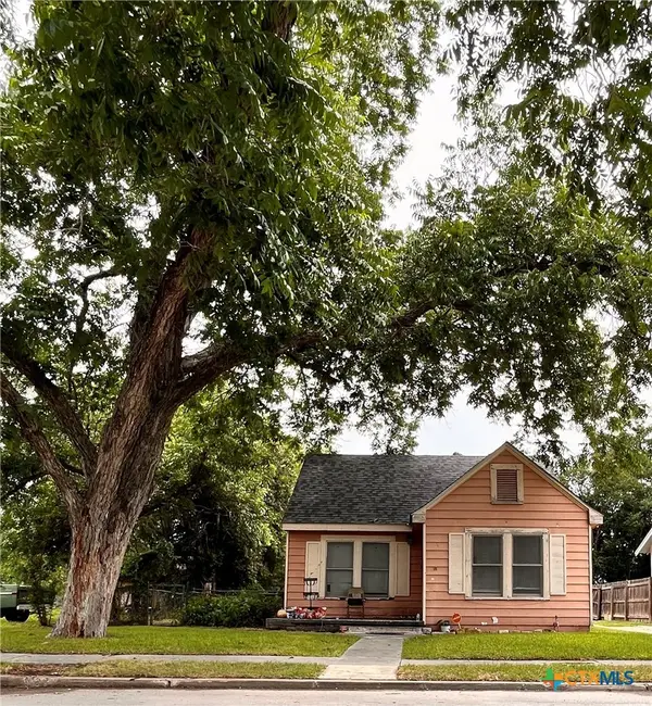 211 W College Street, Seguin, TX 78155