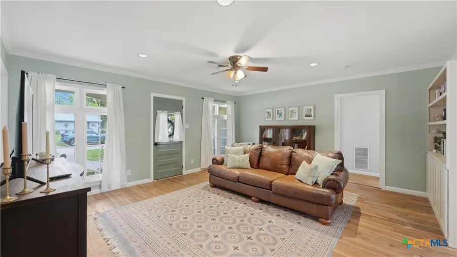 1031 E Walnut Street, Seguin, TX 78155 - #3