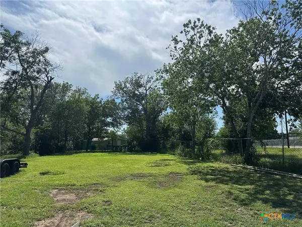 652 Flores Street, Seguin, TX 78155