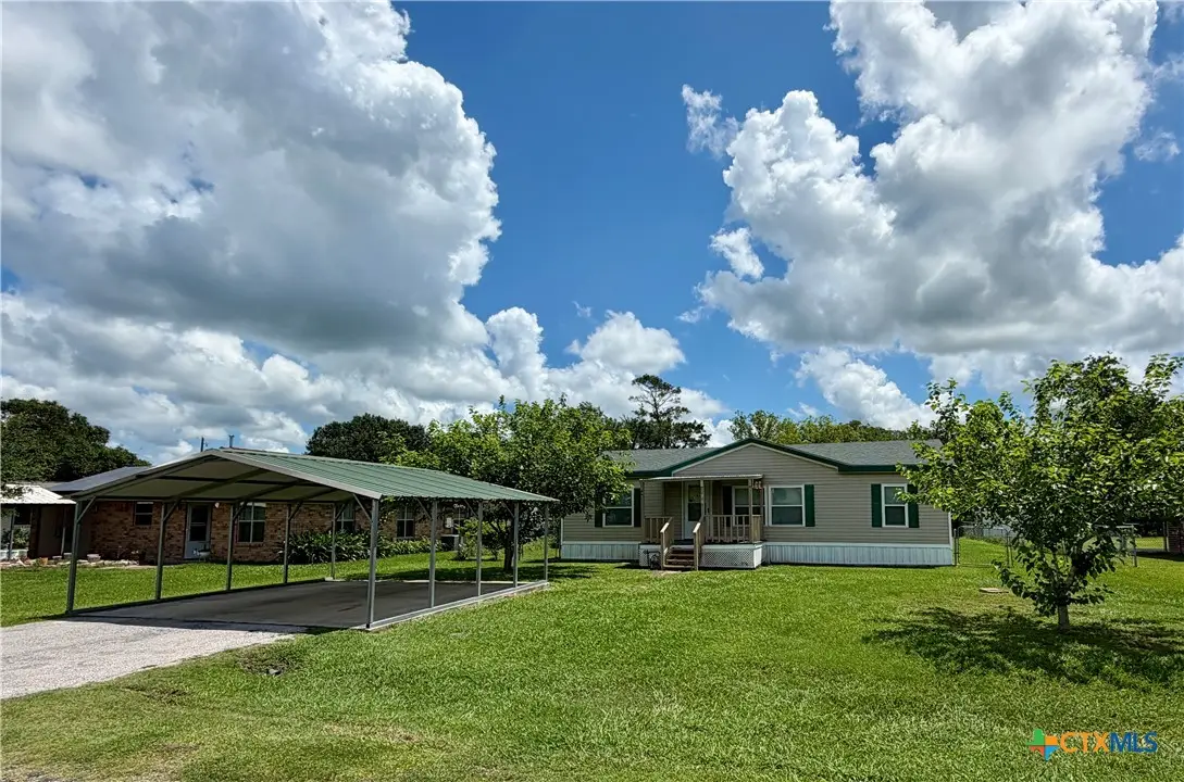 1210 N Drake Street, Edna, TX 77957 - #1