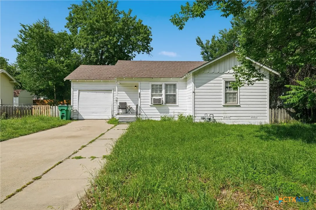 204 E 16th Street, Cameron, TX 76520 - #1