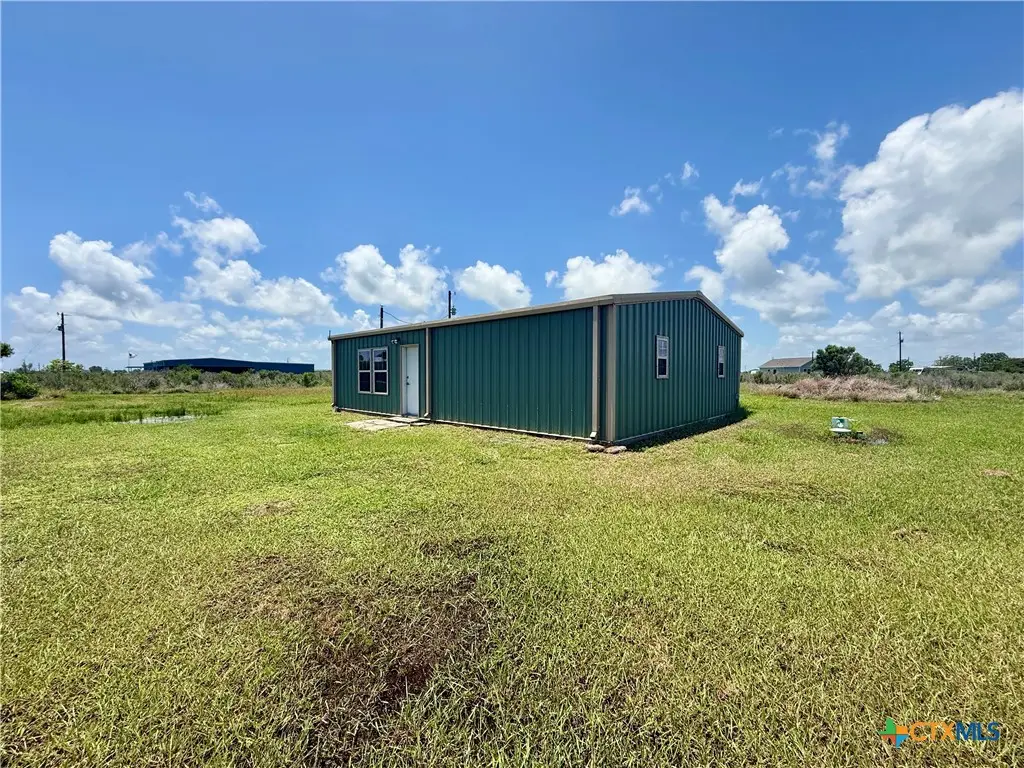 422 N Quailrun Avenue, Port Lavaca, TX 77979 - #1