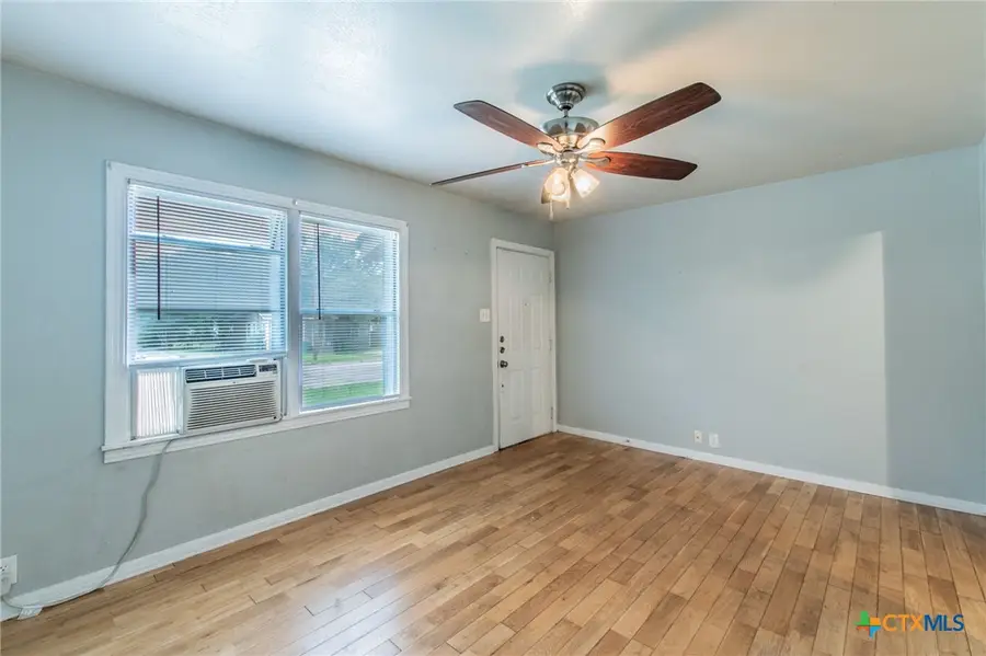 211 W 14th Avenue, Belton, TX 76513 - #3