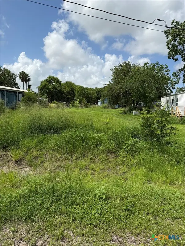 209 E Washington Avenue, Seadrift, TX 77983